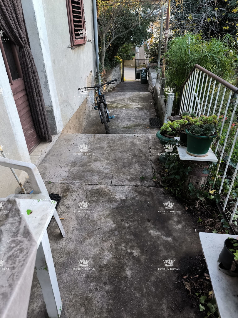 Hiša za obnovo na parceli z vsemi priključki – idealno za družino